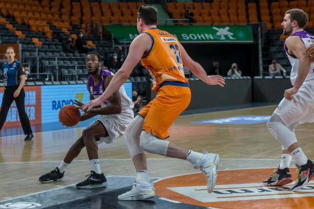 受采访时直 受采访时直